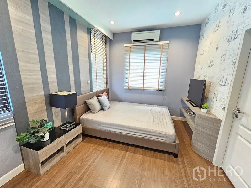บ้าน ให้เช่าในPrawet, Bangkok - ห้องนอนอบอุ่น เตียงคู่ ตู้วางทีวี และมู่ลี่หน้าต่าง