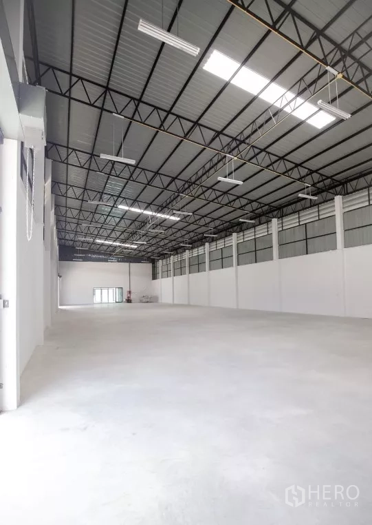 工厂 出租或出售在Bang Len, Nakhon Pathom - 仓库内部朝向装卸口与远端玻璃办公室入口。