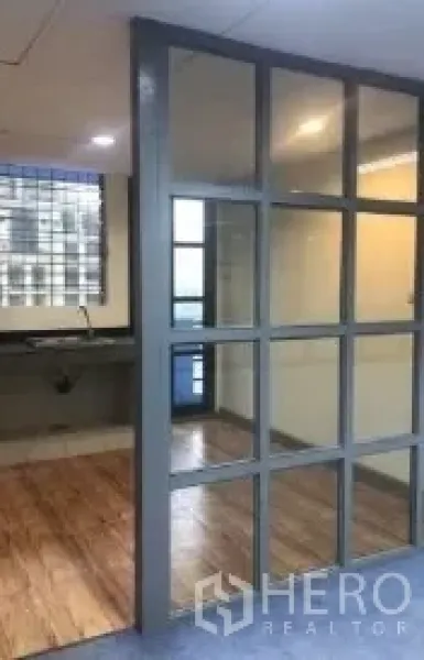 Office Space for rent in Bang Rak, Bangkok - Glass grid partition separating carpeted workspace from the pantry.