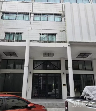 店屋 出租在Khlong Toei, Bangkok - 帕卡隆区域临街多层商铺外立面，通高玻璃门面与有顶入口。