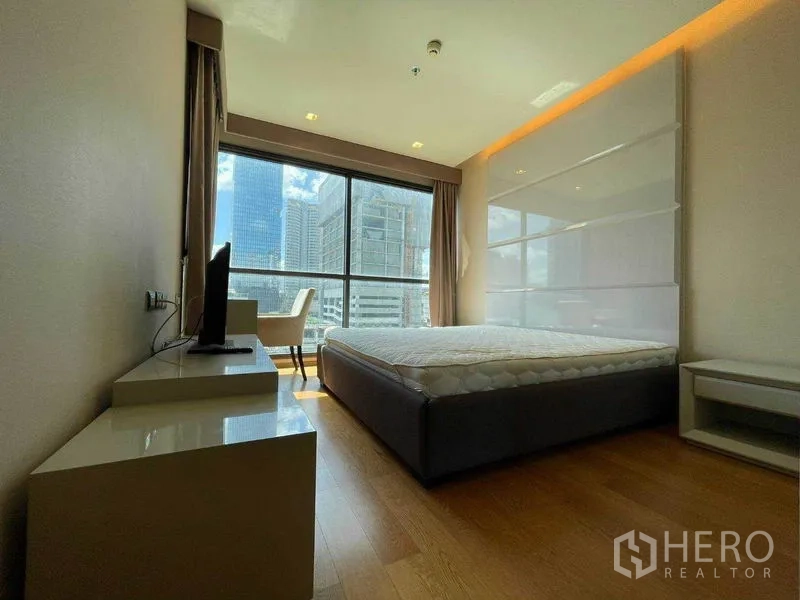公寓 出租在Bang Rak, Bangkok - 宽敞卧室，木地板与大床，落地窗采光
