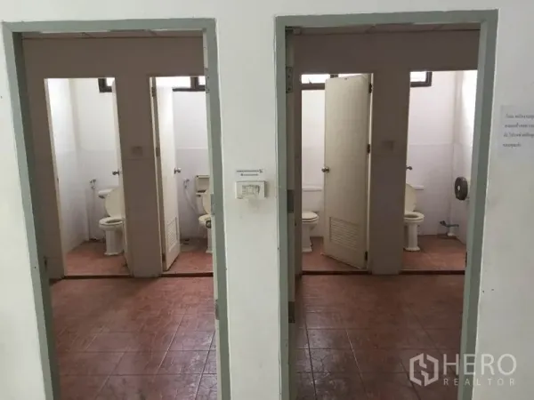คลังสินค้า ให้เช่าในSaphan Sung, Bangkok - ห้องน้ำพนักงานสะอาด ปูพื้นกระเบื้อง มีห้องส้วมแยก