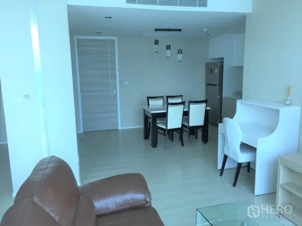 公寓 出租在Watthana, Bangkok - 开放式客餐厅，设书桌、沙发与吊灯。