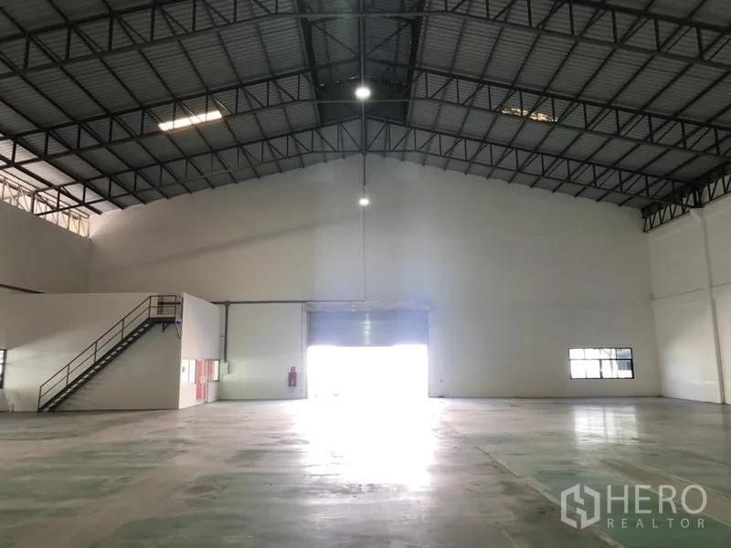 คลังสินค้า ให้เช่า - ภายในโกดังโปร่ง เพดานสูงโครงเหล็ก ประตูม้วน และห้องสำนักงานชั้นลอย