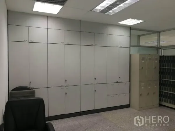 办公空间 出租在Bang Na, Bangkok - 明亮办公室内的整面储物柜与金属更衣柜