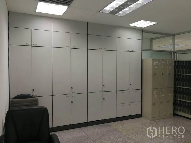 办公空间 出租在Bang Na, Bangkok - 明亮办公室内的整面储物柜与金属更衣柜
