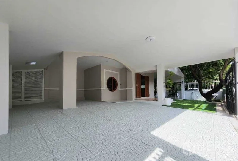 Detached House for rent in Lam Luk Ka, Pathum Thani - Spacious covered carport with arched columns and non-slip tiles.