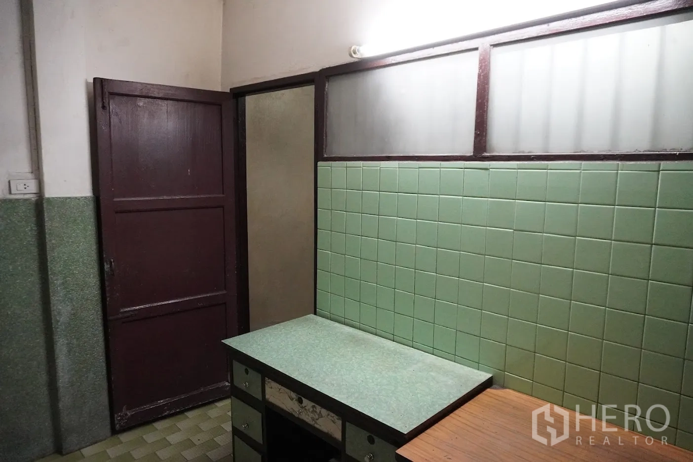 อาคารพาณิชย์ ให้เช่าในWatthana, Bangkok - ห้องอเนกประสงค์ผนังกระเบื้องสีเขียว โต๊ะทำงาน และประตูไม้
