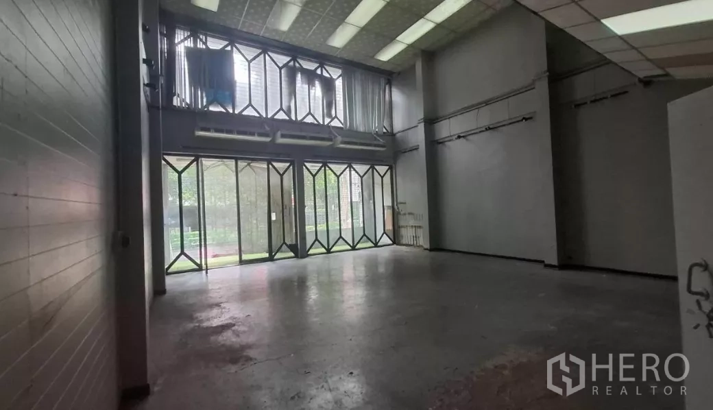 店屋 出租在Watthana, Bangkok - 首层挑高空间，整面可折叠玻璃门与夹层Loft。