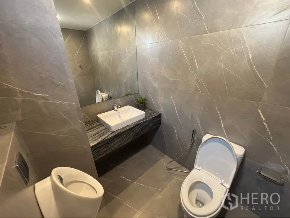 家庭办公室 for rent or sale in Suan Luang, Bangkok - 宽敞盥洗室，长石材台面、大镜面与坐便器。