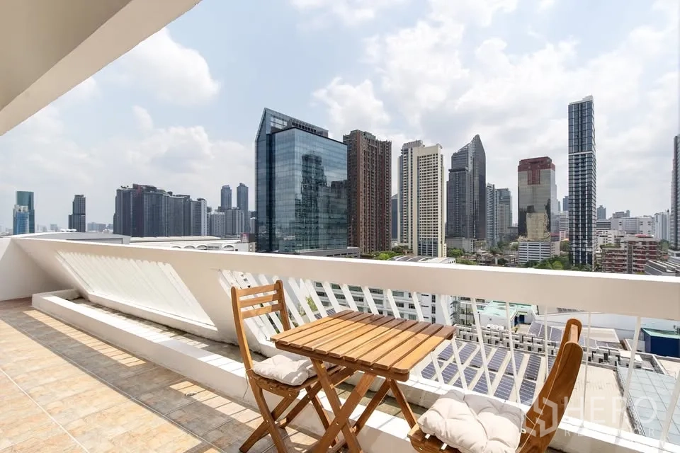 公寓 for rent in Watthana, Bangkok - 大型阳台露台摆放咖啡桌，俯瞰曼谷天际线。