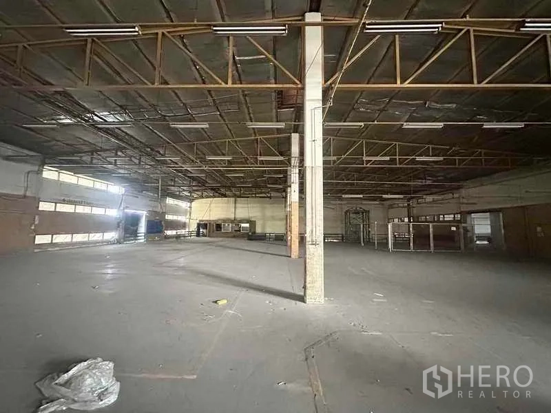 工厂 出租在Khlong Luang, Pathum Thani - 开阔的制造空间，金属屋顶结构与宽敞地面