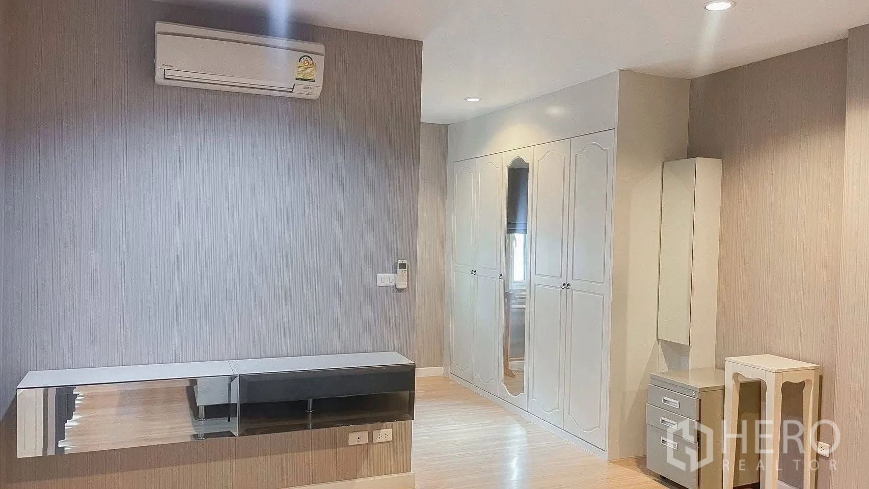 บ้านเดี่ยว for rent or sale in Saphan Sung, Bangkok - มุมแต่งตัวหรือนั่งทำงานพร้อมตู้บิลท์อินและเครื่องปรับอากาศ.