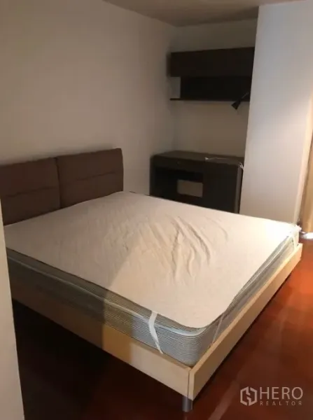 คอนโด ให้เช่าในWatthana, Bangkok - ห้องนอนอบอุ่น เตียงคู่ พร้อมโต๊ะทำงานและชั้นวางบิวต์อิน