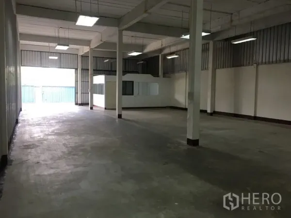 货栈 出租在Bueng Kum, Bangkok - 高挑层高的仓库内部，立柱与日光灯照明。