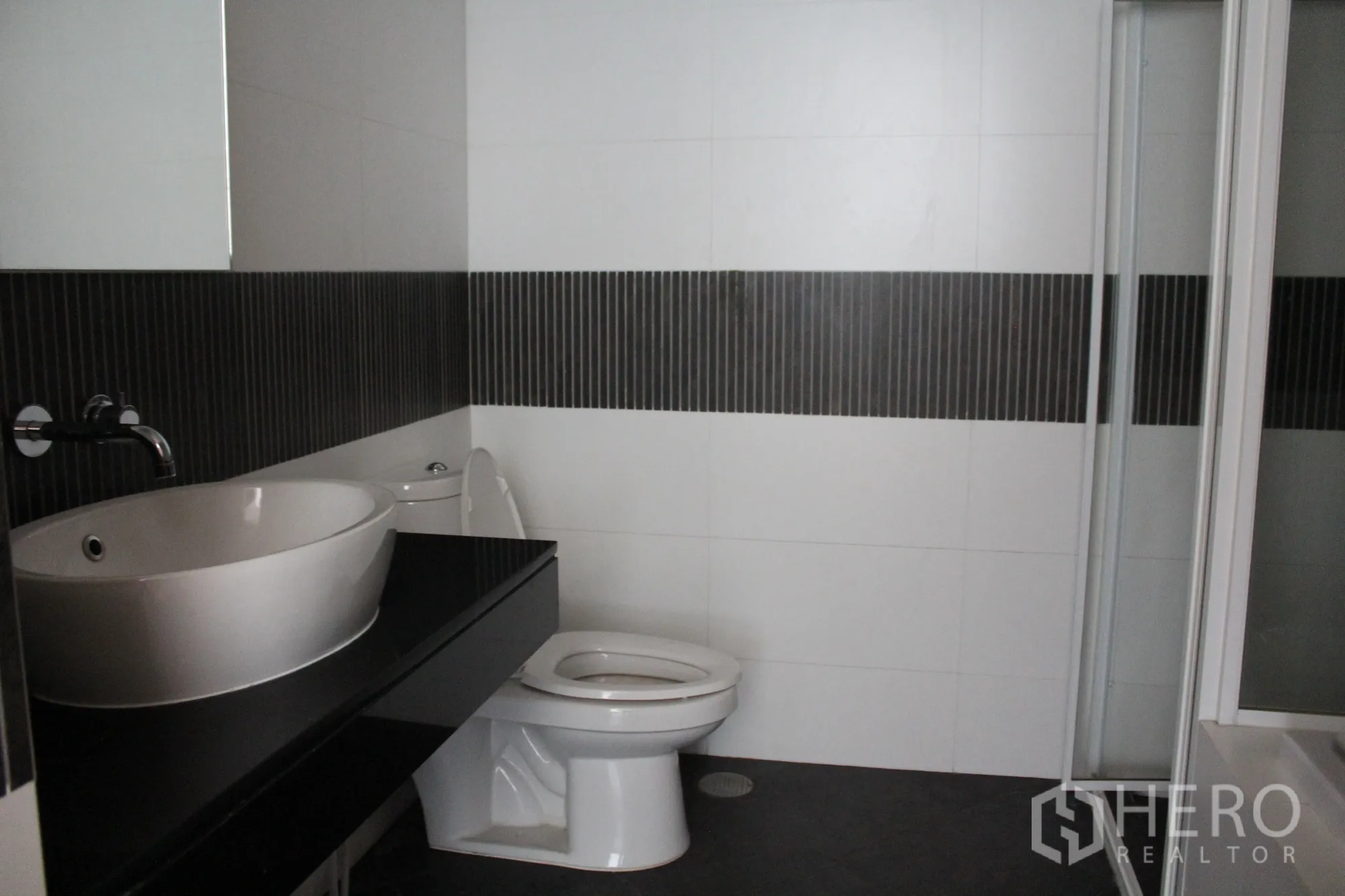คอนโด ให้เช่าในSathon, Bangkok - ห้องน้ำสไตล์โมเดิร์น อ่างล้างหน้าแบบถ้วย เคาน์เตอร์สีดำ โถสุขภัณฑ์ และห้องอาบน้ำกระจก