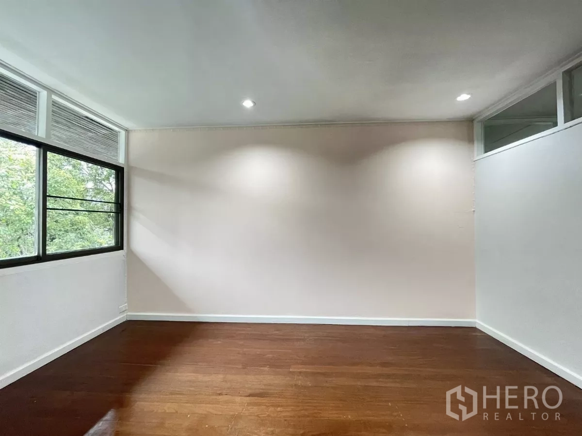 Home Office for rent in Din Daeng, Bangkok - Minimal bedroom with wood floor, recessed lights and side windows.