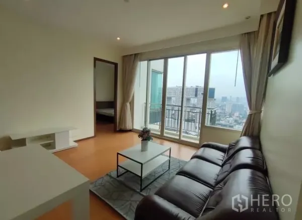 公寓 出租在Chatuchak, Bangkok - 客厅通向观景阳台，旁侧为卧室门
