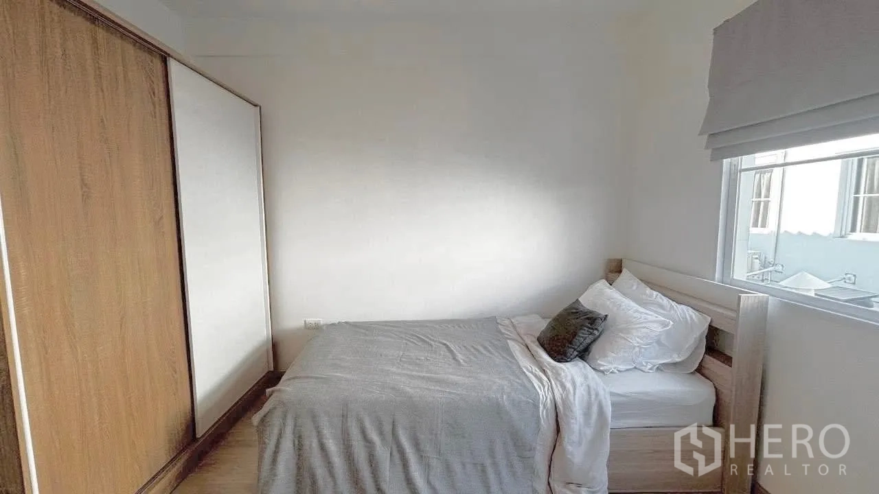 联排别墅 for rent in Prawet, Bangkok - 温馨卧室，双人床、嵌入式衣柜与采光良好的窗户。