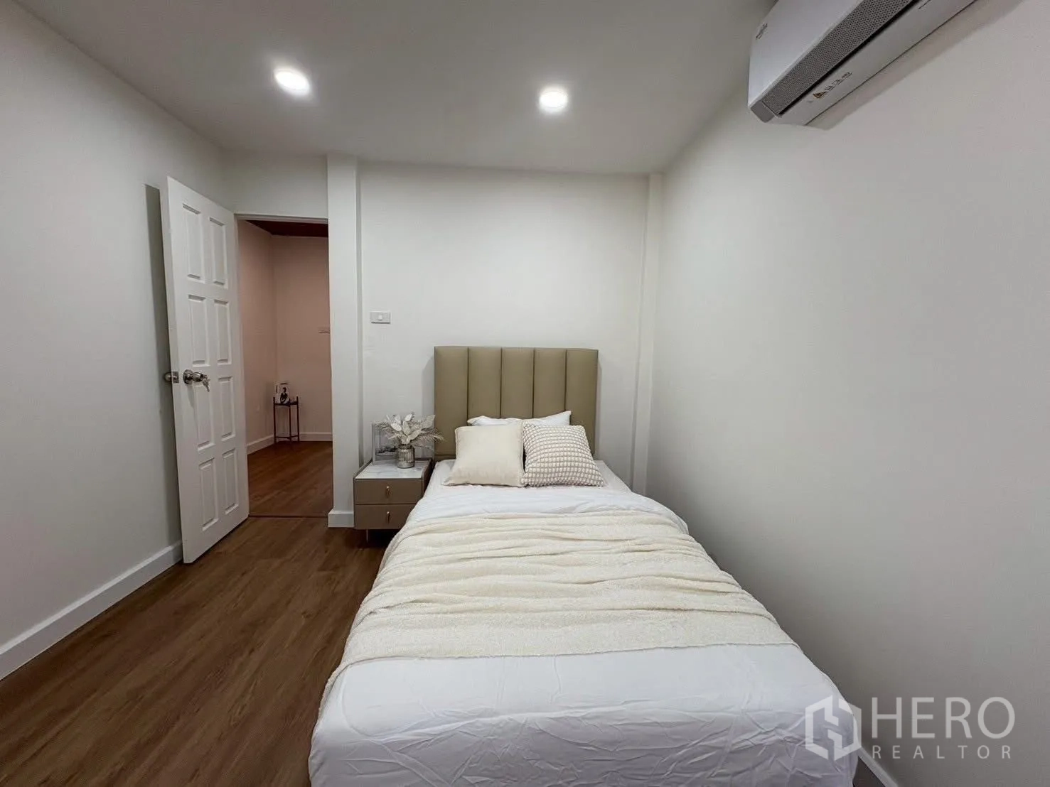 Detached House for rent in Huai Khwang, Bangkok - Compact guest bedroom with single bed and air conditioner