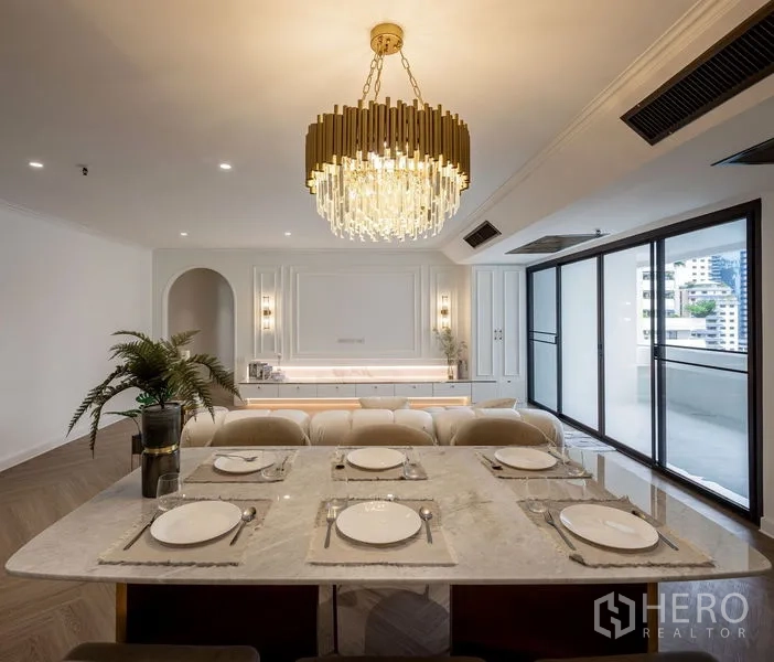 公寓 出售在Watthana, Bangkok - 大理石餐桌配造型吊灯，旁侧通往阳台。