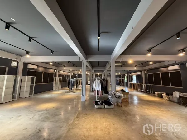 办公空间 出租在Wang Thonglang, Bangkok - 开放式300㎡办公室，水泥地面、深色吊顶、轨道灯与立柱，多台空调，曼谷旺通朗区。
