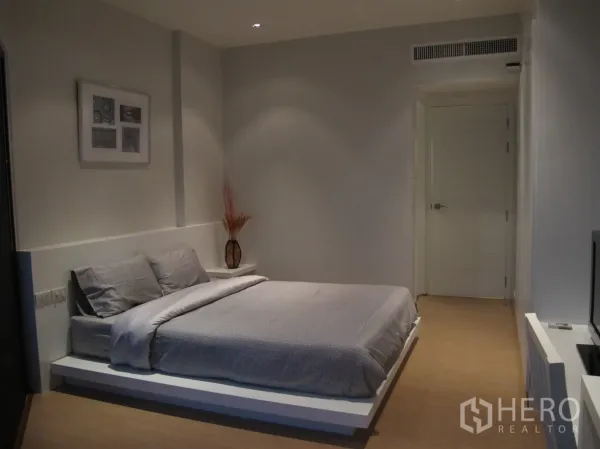 คอนโด ให้เช่าในWatthana, Bangkok - ห้องนอนที่สองสไตล์มินิมอล เตียงเตี้ยและภาพติดผนังโทนเรียบ