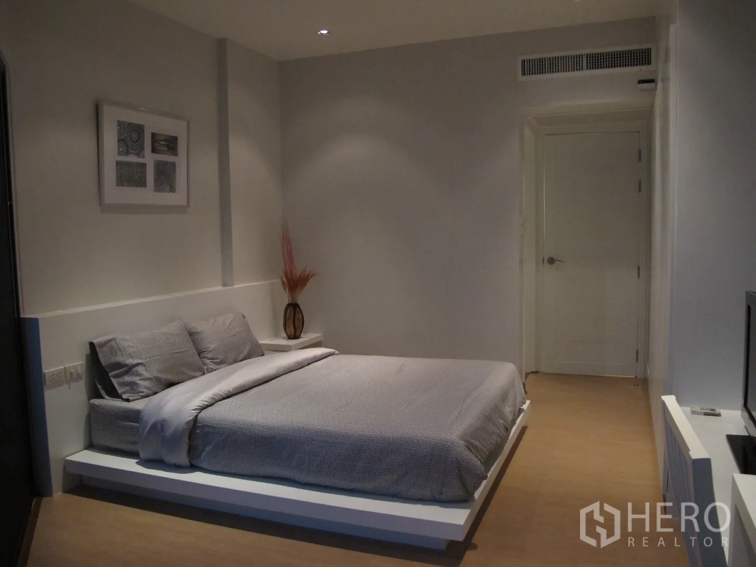 คอนโด ให้เช่าในWatthana, Bangkok - ห้องนอนที่สองสไตล์มินิมอล เตียงเตี้ยและภาพติดผนังโทนเรียบ