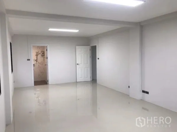货栈 出租或出售在Nong Chok, Bangkok - 开放式办公区，LED照明、白色门与亮面地面，旁连瓷砖浴室。