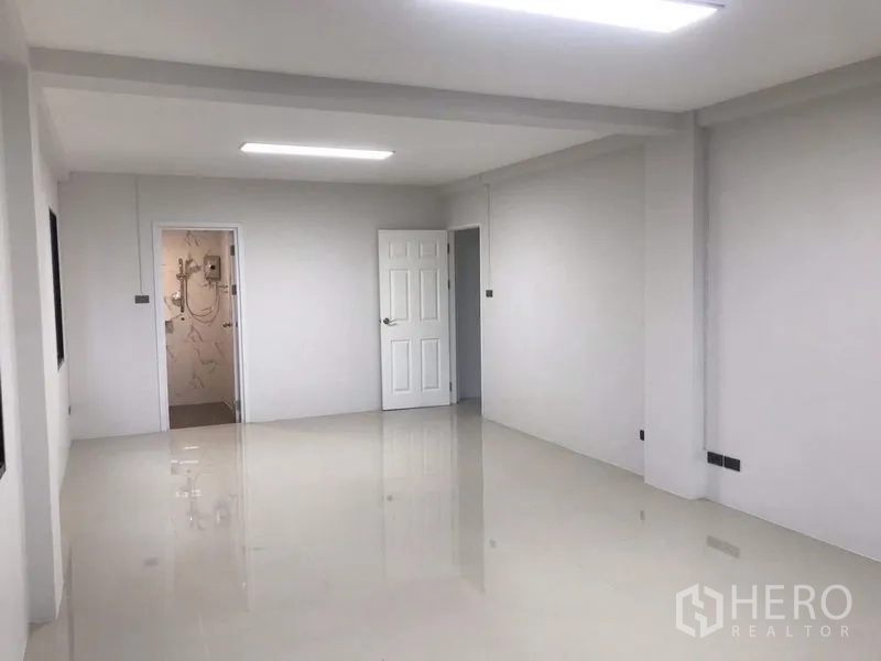 货栈 出租或出售在Nong Chok, Bangkok - 开放式办公区，LED照明、白色门与亮面地面，旁连瓷砖浴室。
