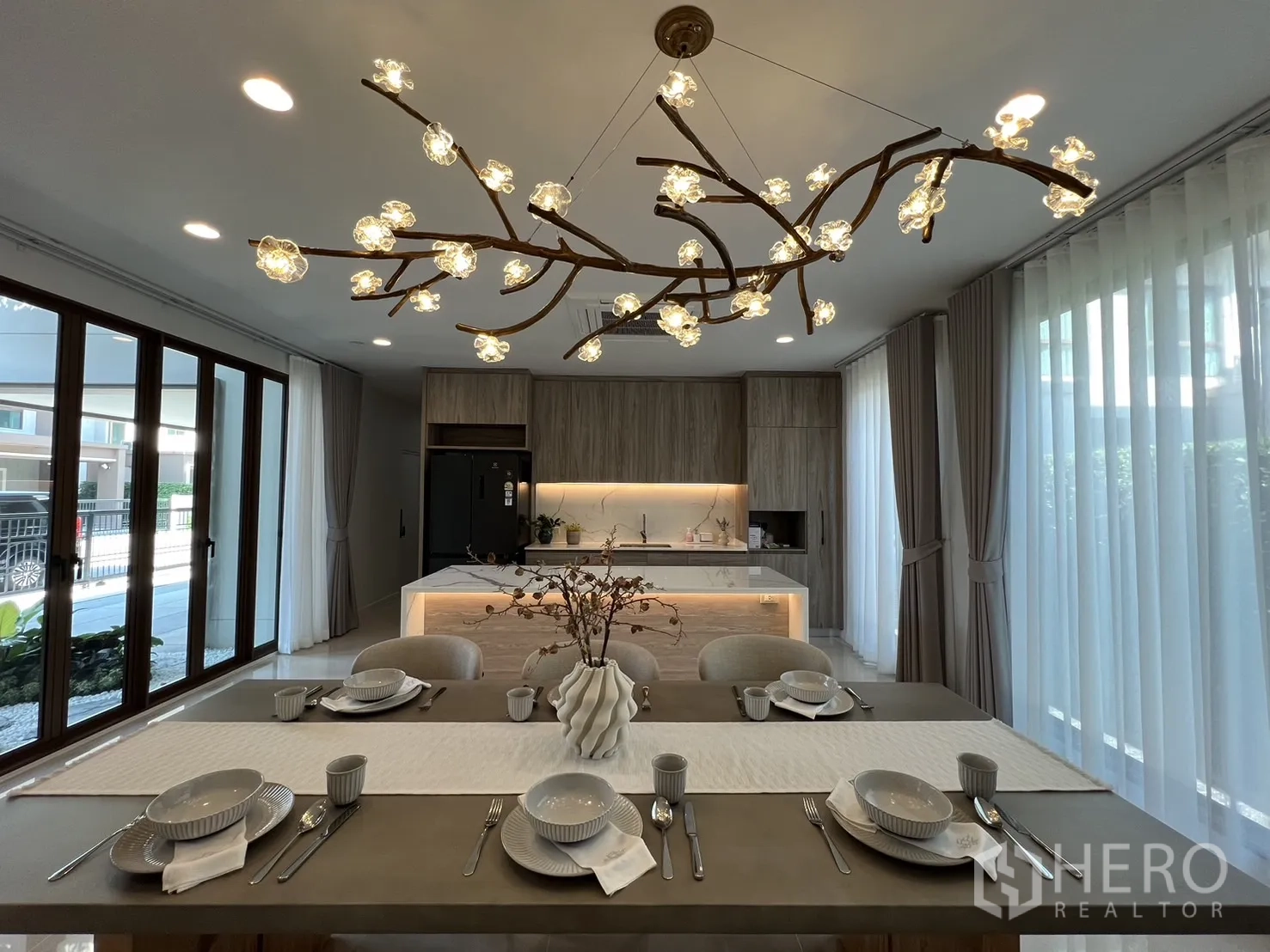 独立式住宅 出租或出售在Bang Kapi, Bangkok - 枝桠造型的餐厅吊灯特写。