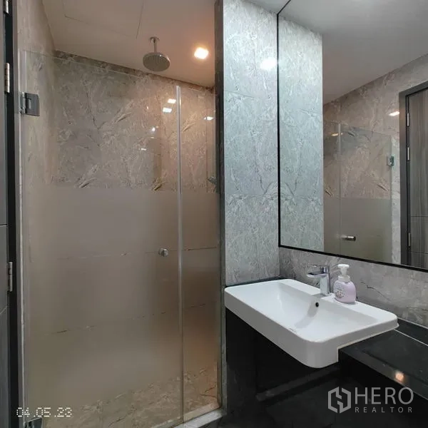 คอนโด ให้เช่าในWatthana, Bangkok - ตู้ shower กระจก หัวฝักบัวเรนชาวเวอร์ คู่กับอ่างล้างหน้าทันสมัย