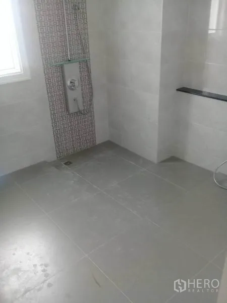 Home Office for rent in Bang Na, Bangkok - Spacious shower area with light gray floor tiles and an accent wall.