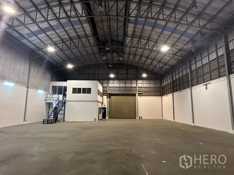 คลังสินค้า ให้เช่าในBang Phli, Samut Prakan - ฮอลล์โกดังโล่งเห็นประตูม้วนและบล็อกออฟฟิศด้านใน