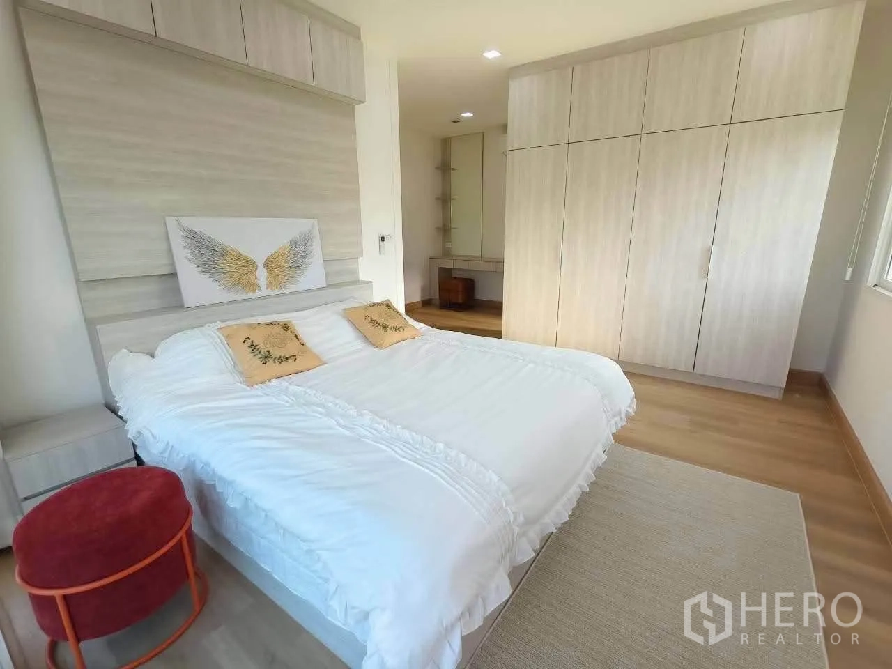 บ้านเดี่ยว for rent in Bang Phli, Samut Prakan - ห้องนอนใหญ่พร้อมตู้เสื้อผ้าบิลต์อินและผนังหัวเตียง.
