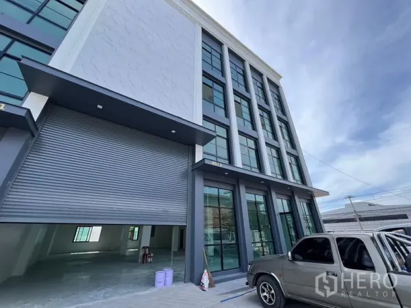 Warehouse for rent in Bang Sao Thong, Samut Prakan - Street-facing warehouse exterior with a glazed facade and high roller shutter.