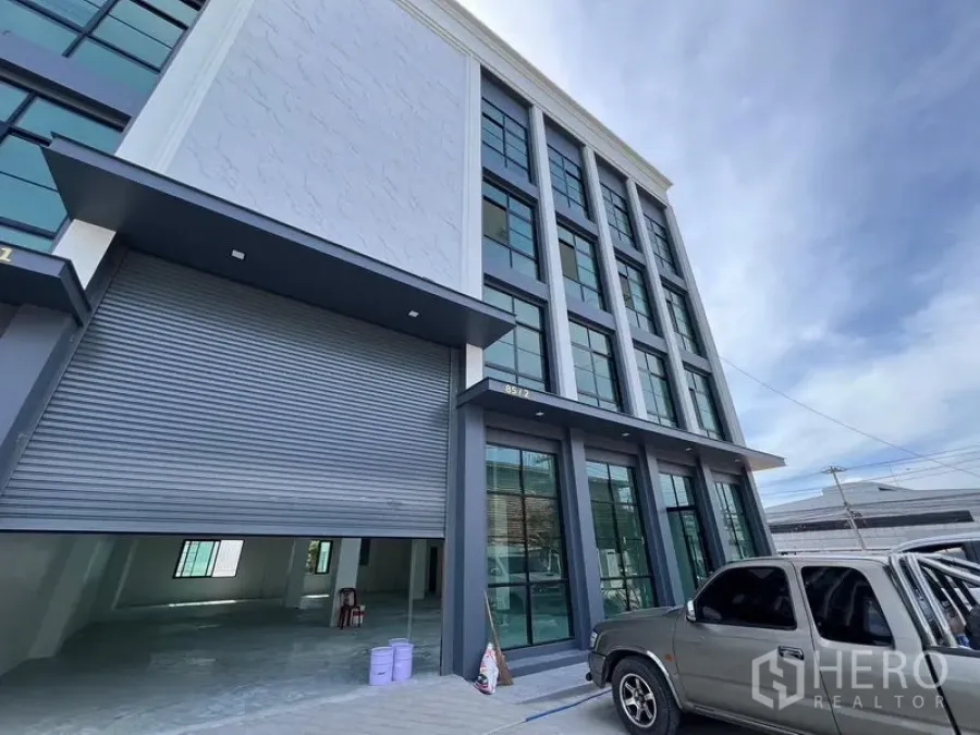 Warehouse for rent in Bang Sao Thong, Samut Prakan - Street-facing warehouse exterior with a glazed facade and high roller shutter.