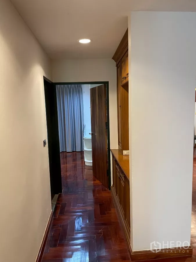 คอนโด ขายในWatthana, Bangkok - ทางเดินมีไฟฝังเพดาน ตู้บิลต์อินไม้และประตูเข้าสู่ห้องต่างๆ