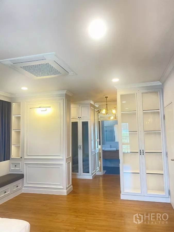Detached House for rent in Bang Phli, Samut Prakan - Bedroom corner with window seat, built-in wardrobes and entry to ensuite.