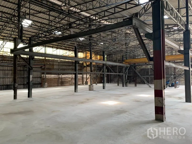 Warehouse for rent in Yan Nawa, Bangkok - Steel structure interior with mezzanine frames and clear open floor area.