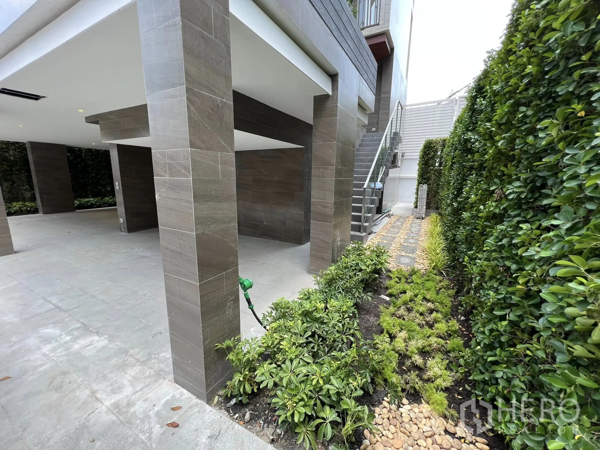 Detached House for rent or sale in Yan Nawa, Bangkok - Landscaped side garden with hedges and pebble path.