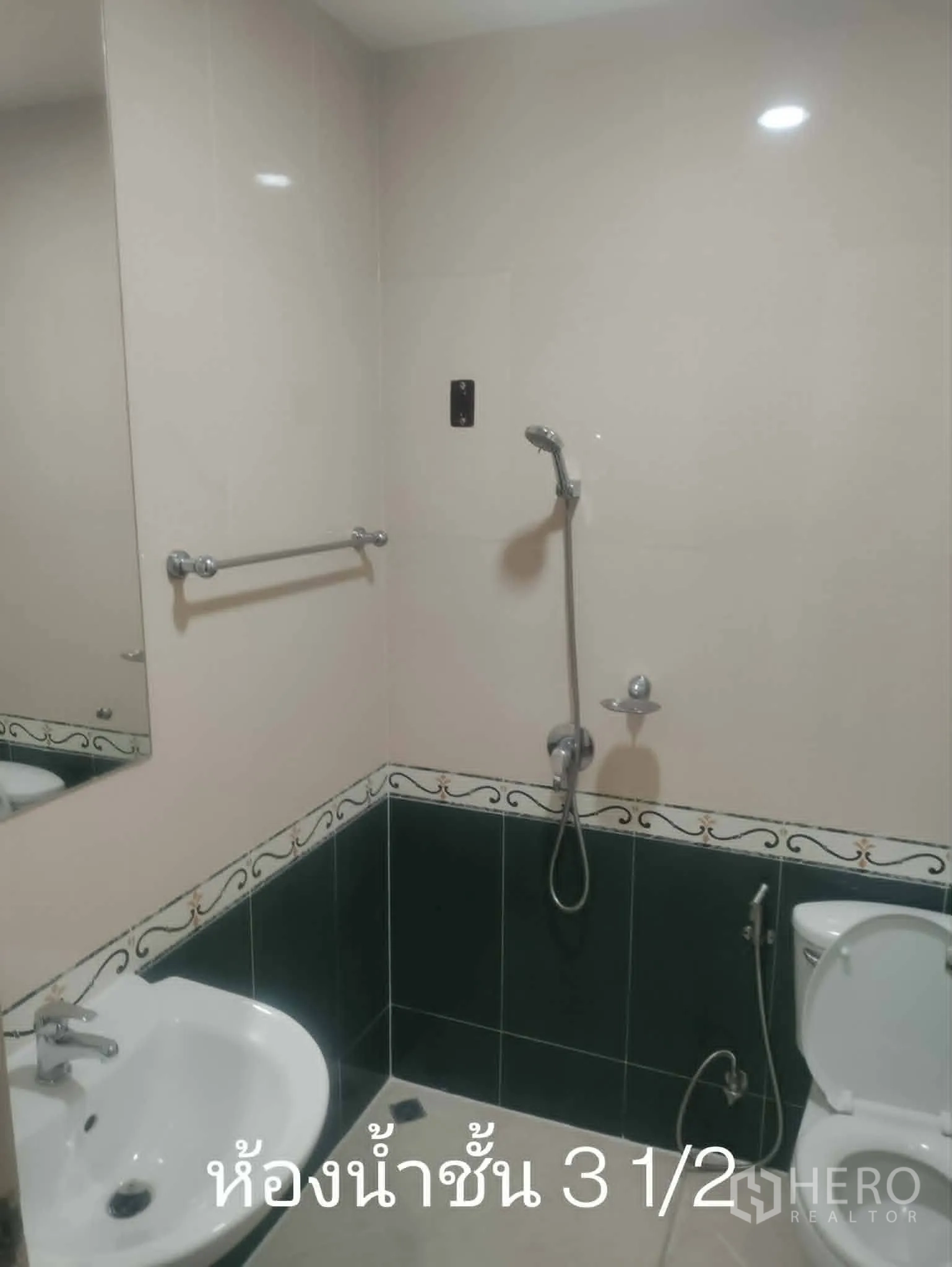 家庭办公室 for rent in Lat Phrao, Bangkok - 另一间瓷砖浴室，手持花洒、洗手盆与马桶。