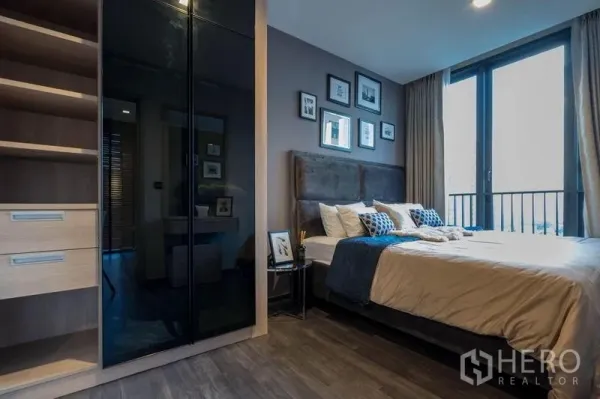 Condominium for rent or sale in Din Daeng, Bangkok - Modern 1-bedroom condo in Din Daeng with floor-to-ceiling window, city view, built-in glass wardrobe and warm wood flooring.