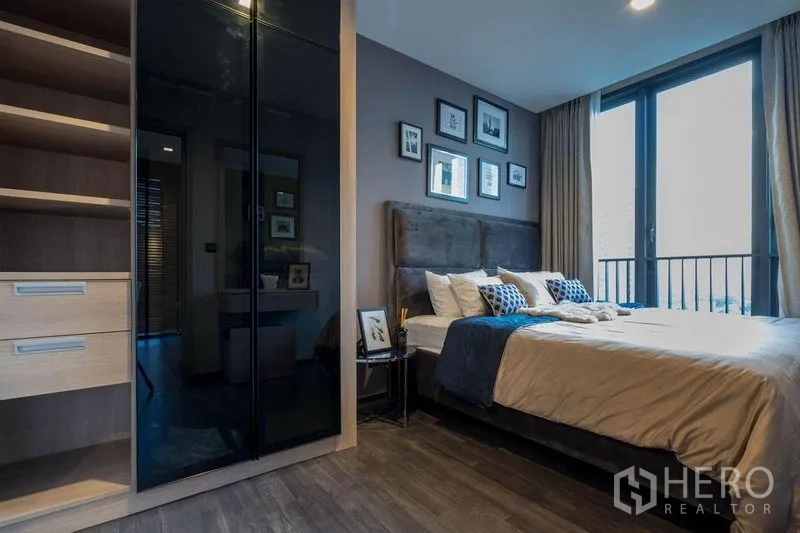 Condominium for rent or sale in Din Daeng, Bangkok - Modern 1-bedroom condo in Din Daeng with floor-to-ceiling window, city view, built-in glass wardrobe and warm wood flooring.
