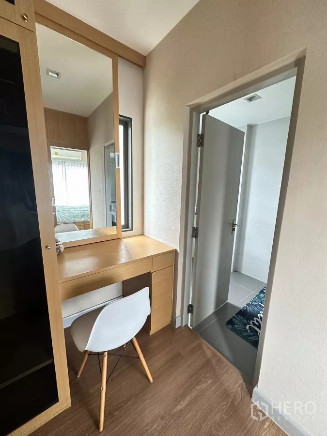 Detached House for rent in Saphan Sung, Bangkok - Dressing area with vanity and door leading to the ensuite bathroom.