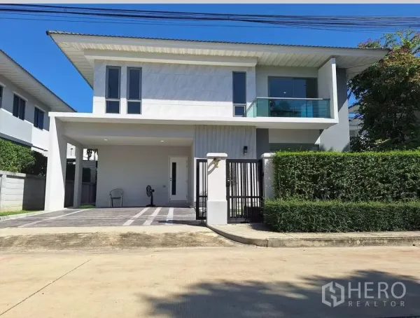 独立式住宅 出售在Lat Krabang, Bangkok - 叻甲挽现代两层独栋别墅，带大门、双车位车棚和玻璃阳台。