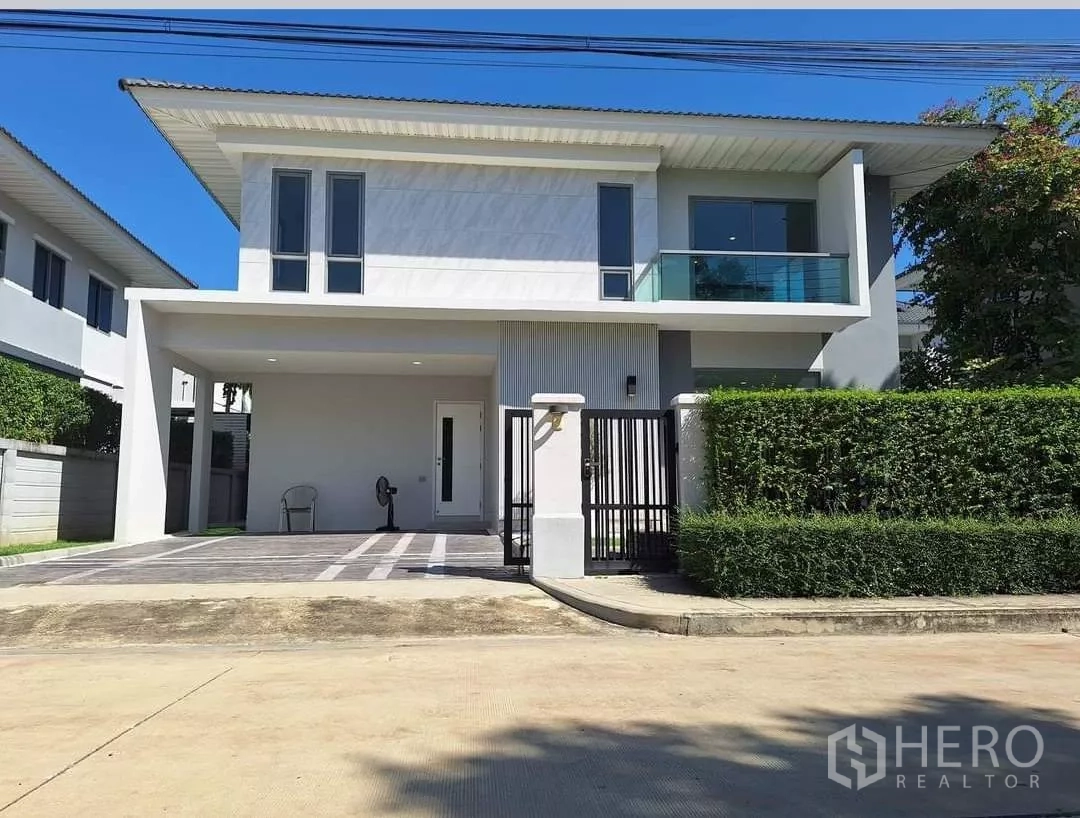 独立式住宅 出售在Lat Krabang, Bangkok - 叻甲挽现代两层独栋别墅，带大门、双车位车棚和玻璃阳台。