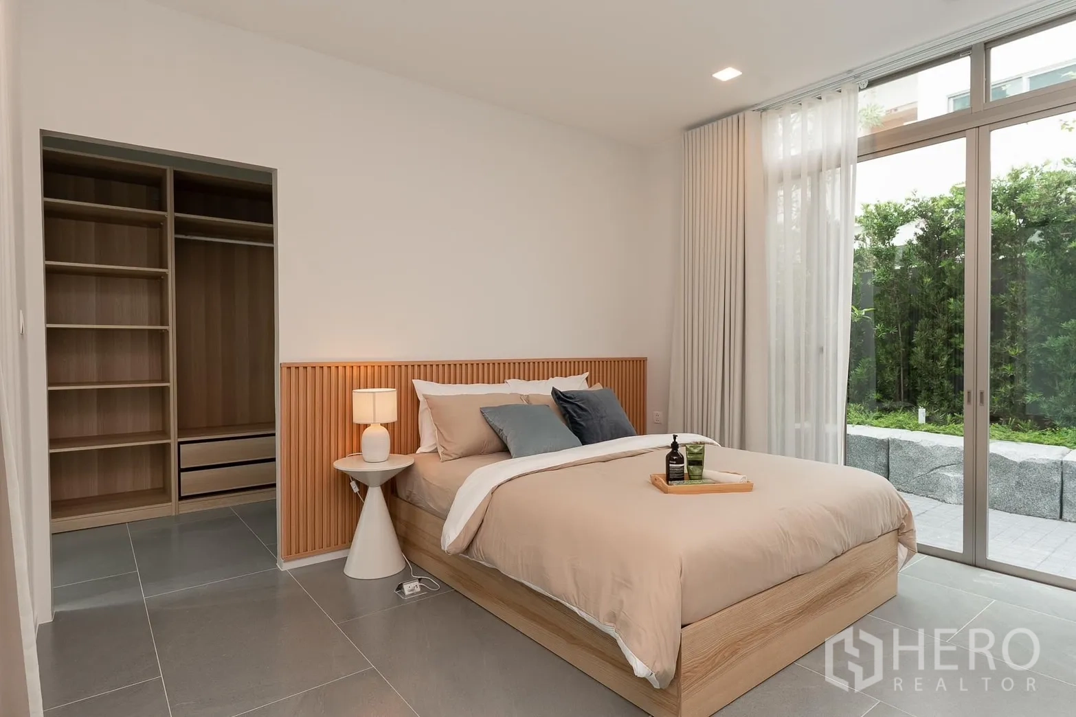 บ้าน ให้เช่าในSaphan Sung, Bangkok - ห้องนอนชั้นล่างติดสวน ประตูกระจกสไลด์ และวอล์กอินคลอเซ็ต