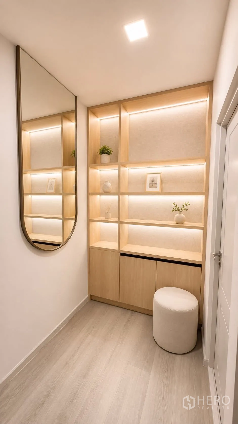 独栋房屋 for rent or sale in Bang Phli, Samut Prakan - 走廊角落的发光置物柜、大壁镜与圆形坐墩。