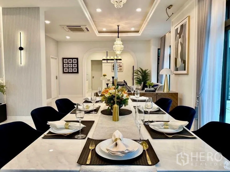 独立式住宅 出租在Bang Phli, Samut Prakan - 精致餐桌布置特写，上方悬挂水晶灯。